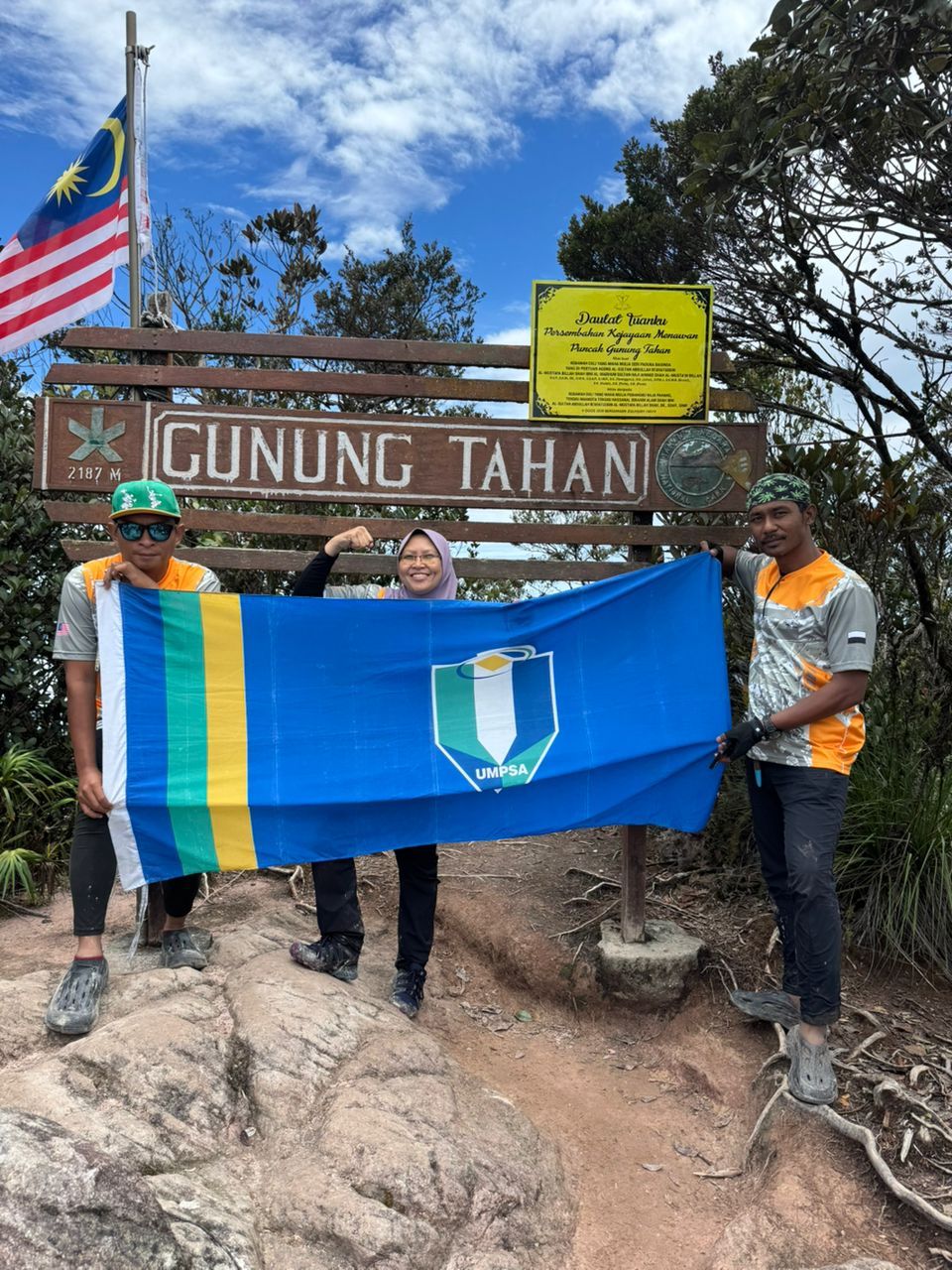 3 STAF KIBAR BENDERA UMPSA TAWAN PUNCAH GUNUNG TAHAN